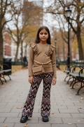 Camel ribtrui met kettingtasje en zigzag flared broek meisjes stadspark