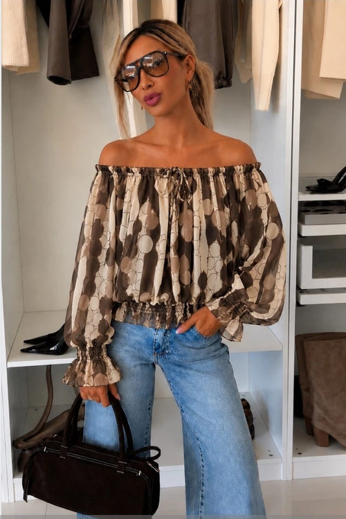 Dames off-shoulder blouse in beige en bruin met abstracte print en lange mouwen gecombineerd met een lichte jeans