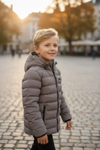 ICON taupe winterjas jongens zijpose schone mouw