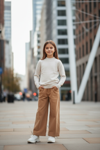 Beige gebreide trui meisjes met gouden knopen - camel broek - urban | DeNa Fashion