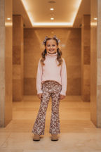 Meisjes flared broek taupe met madeliefjesprint - roze turtleneck - luxe interieur | DeNa Fashion