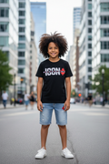 Jongens ICON zwart T-shirt met esdoornblad print en lichtblauwe denim short - model 2 - urban achtergrond | DeNa Fashion