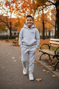 ICON Original grijze joggingset jongens hoodie en joggingbroek - lopend buiten | DeNa Fashion
