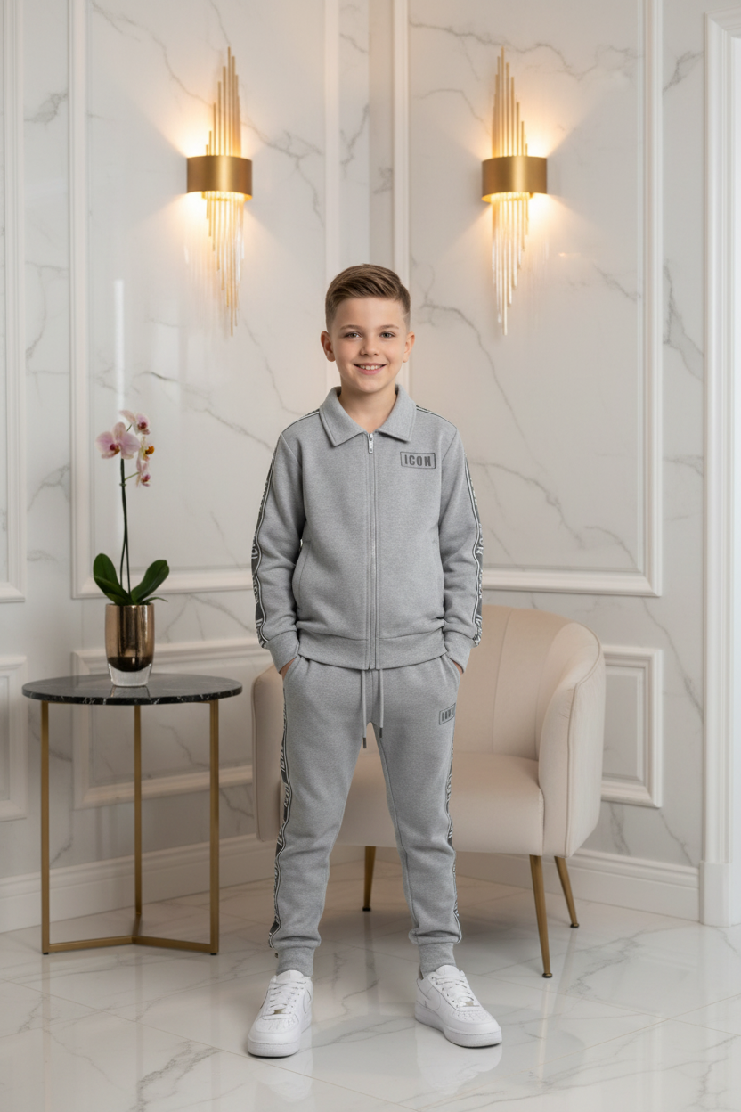 Jongens ICON grijze joggingset met rits en ICON tape op mouwen en broek - model 2 - luxe interieur | DeNa Fashion