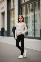 Beige ribgebreide trui meisjes met gouden knopen - zwarte broek - urban | DeNa Fashion