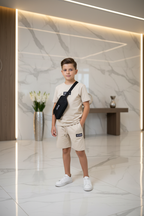 Jongens ICON beige zomerset met T-shirt, crossbodytas en short - model 1 - luxe interieur | DeNa Fashion