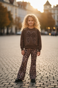 Meisjes set bruin luipaardprint lifestyle blond krullend meisje 6 jaar stadsplein