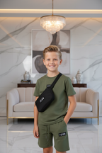 Jongens groene ICON zomerset met crossbody tas - model 3 - luxe interieur | DeNa Fashion