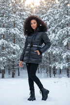 Meisjes ICON glanzende zwarte winterjas met bontkraag en ICON riem - winterse achtergrond | DeNa Fashion