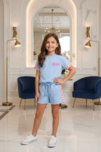 Meisjes SOHO lichtblauwe zomerset met T-shirt en short met roze hartjes tape - model 1 - luxe interieur | DeNa Fashion