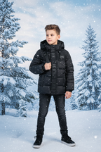 Jongens ICON zwarte gewatteerde winterjas met capuchon en ICON logo band - winterse achtergrond | DeNa Fashion