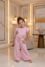 Meisjes roze zomerset met wide-leg broek en beige riem - model 1 - luxe interieur | DeNa Fashion