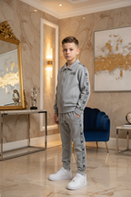 Jongens ICON grijze joggingset met rits en ICON tape op mouwen en broek - model 1 - luxe interieur | DeNa Fashion