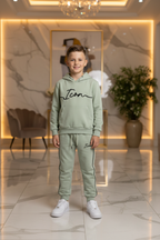 Jongens ICON groene joggingset met hoodie en broek met zwarte strepen - model 2 - luxe interieur | DeNa Fashion