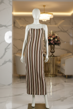 Dames taupe maxi jurk met zigzag chevron print en spaghettibandjes — stijlvolle zomerjurk voor dames in luxe interieur, Rimini maxi jurk taupe