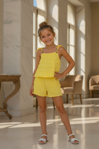 Meisjes gele zomerset met gelaagde ruche top en short met witte sandalen - model 1 - luxe interieur | DeNa Fashion