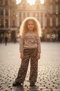 Meisjes set beige Human Made luipaardprint lifestyle blond krullend meisje 6 jaar stadsplein