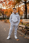 Kindmodel draagt ICON Original joggingset grijs jongens in stadspark - maat 98-164