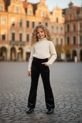 Meisjes flared broek zwart velours lifestyle blond krullend meisje 6 jaar stadsplein