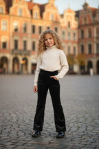 Meisjes flared broek zwart velours lifestyle blond krullend meisje 6 jaar stadsplein