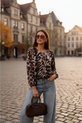 Panterprint top dames met lange mouwen op Europees stadsplein