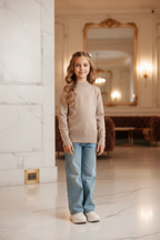 Zandkleurige gebreide trui meisjes met gouden knopen - wide leg jeans - luxe interieur | DeNa Fashion