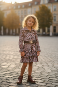 Meisjes jurk roze luipaardprint lifestyle blond krullend meisje 6 jaar stadsplein