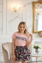 Meisjes roze Vogue shirt met donkerblauwe bloemenrok - model 3 - luxe interieur | DeNa Fashion