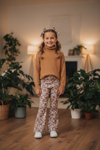 Meisjes flared broek taupe met madeliefjesprint - camel trui - indoor | DeNa Fashion