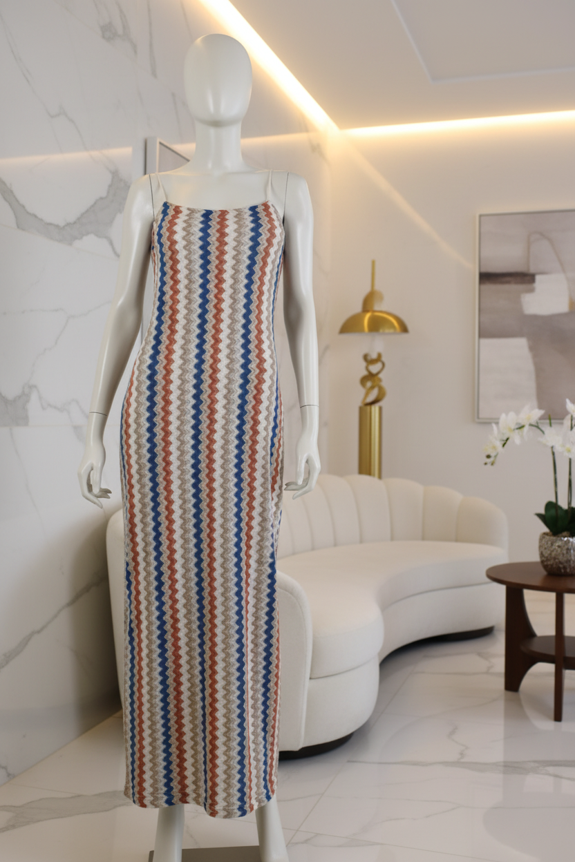 Dames beige maxi jurk met multicolor zigzag chevron print in blauw, rood en oranje met spaghettibandjes — zomerse maxi jurk voor dames in luxe interieur, Rimini maxi jurk beige