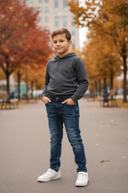 Kindmodel draagt ICON spijkerbroek donkerblauw jongens in stadspark - maat 98-164
