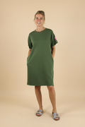 Dames army green midi jurk met korte mouwen, zijzakken en roze label patch — casual stoere jurk voor dames op lichtbeige studio achtergrond, Life Label maxi jurk army green