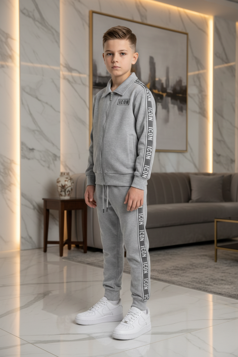Jongens ICON grijze joggingset met rits en ICON tape op mouwen en broek - model 3 - luxe interieur | DeNa Fashion