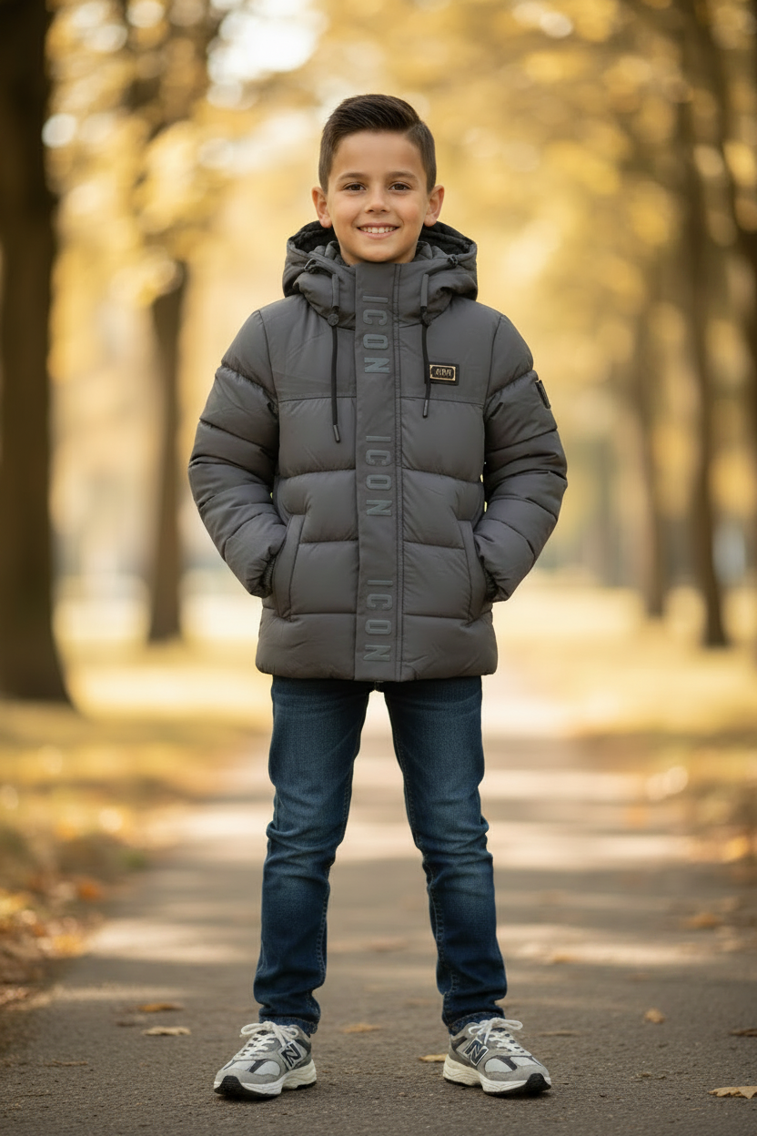 Jongen in grijze ICON gewatteerde winterjas met New Balance 9060 sneakers en donkerblauwe jeans, lifestyle bokeh achtergrond - DeNa Fashion
