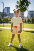 Meisjes set geel luipaardprint kindmodel stadspark