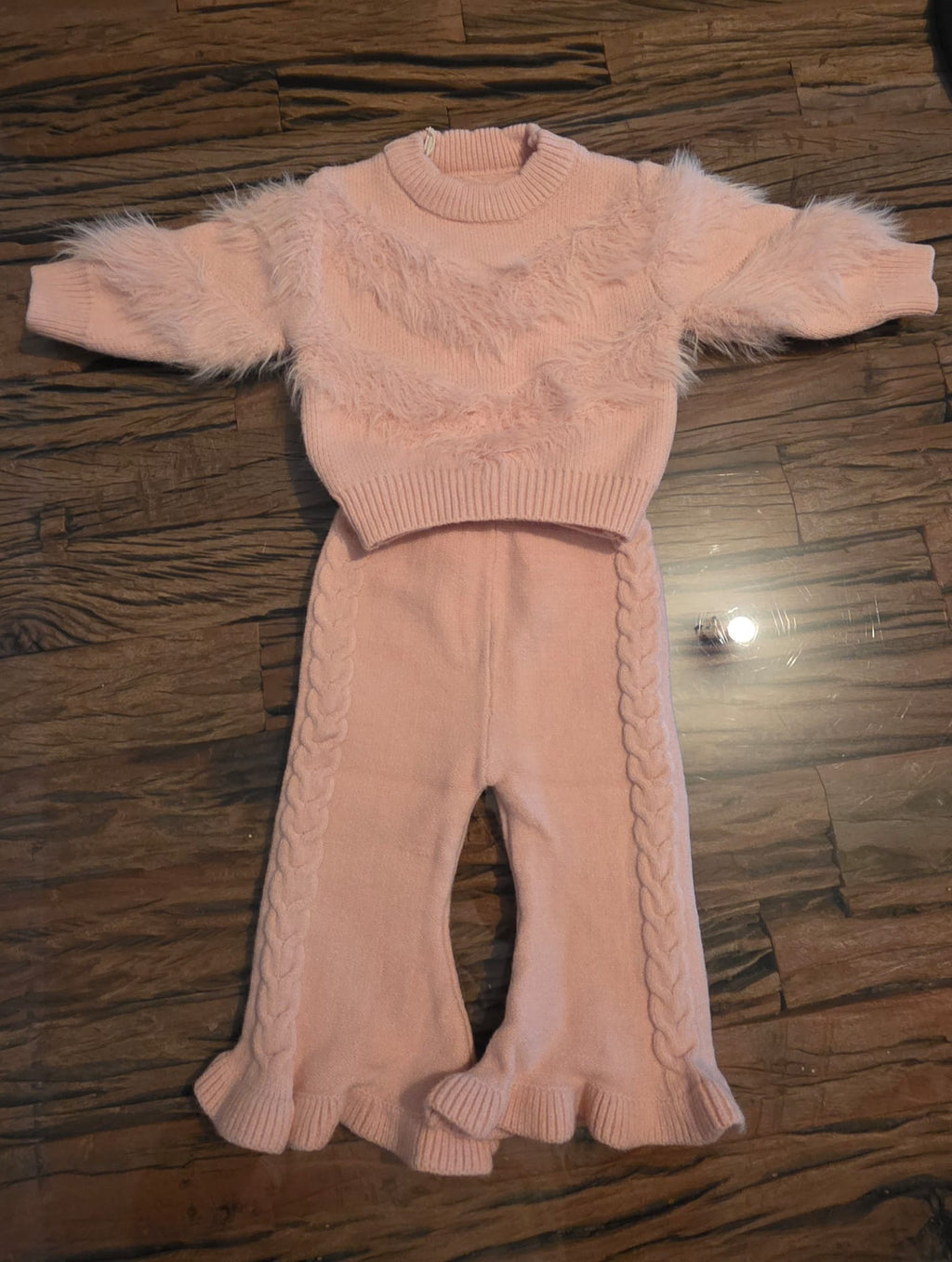 Babymeisje van 9 maanden in roze gebreid setje met fluffy details en kabelpatroon — DeNa Fashion