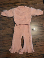 Babymeisje van 9 maanden in roze gebreid setje met fluffy details en kabelpatroon — DeNa Fashion
