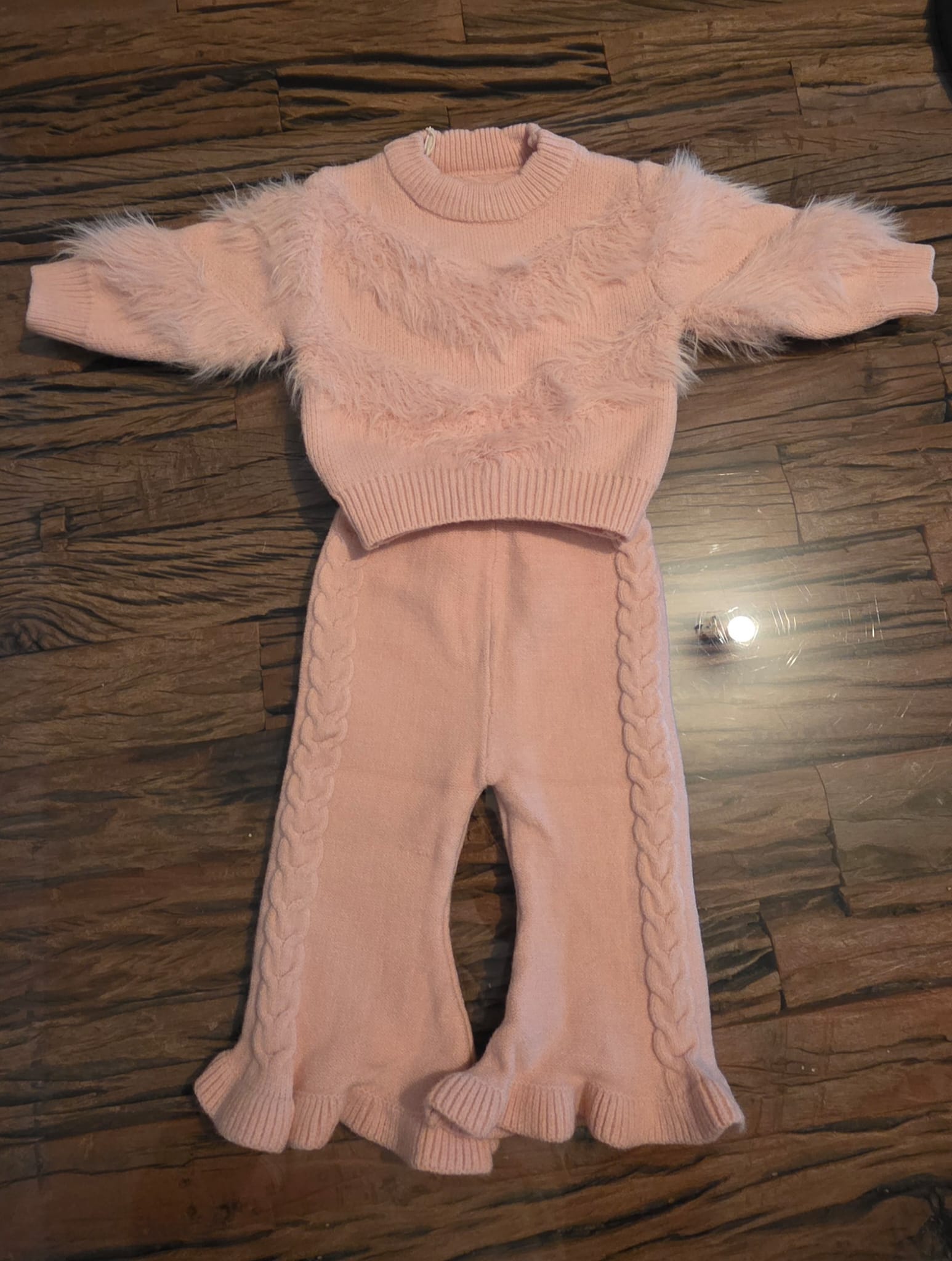 Babymeisje van 9 maanden in roze gebreid setje met fluffy details en kabelpatroon — DeNa Fashion