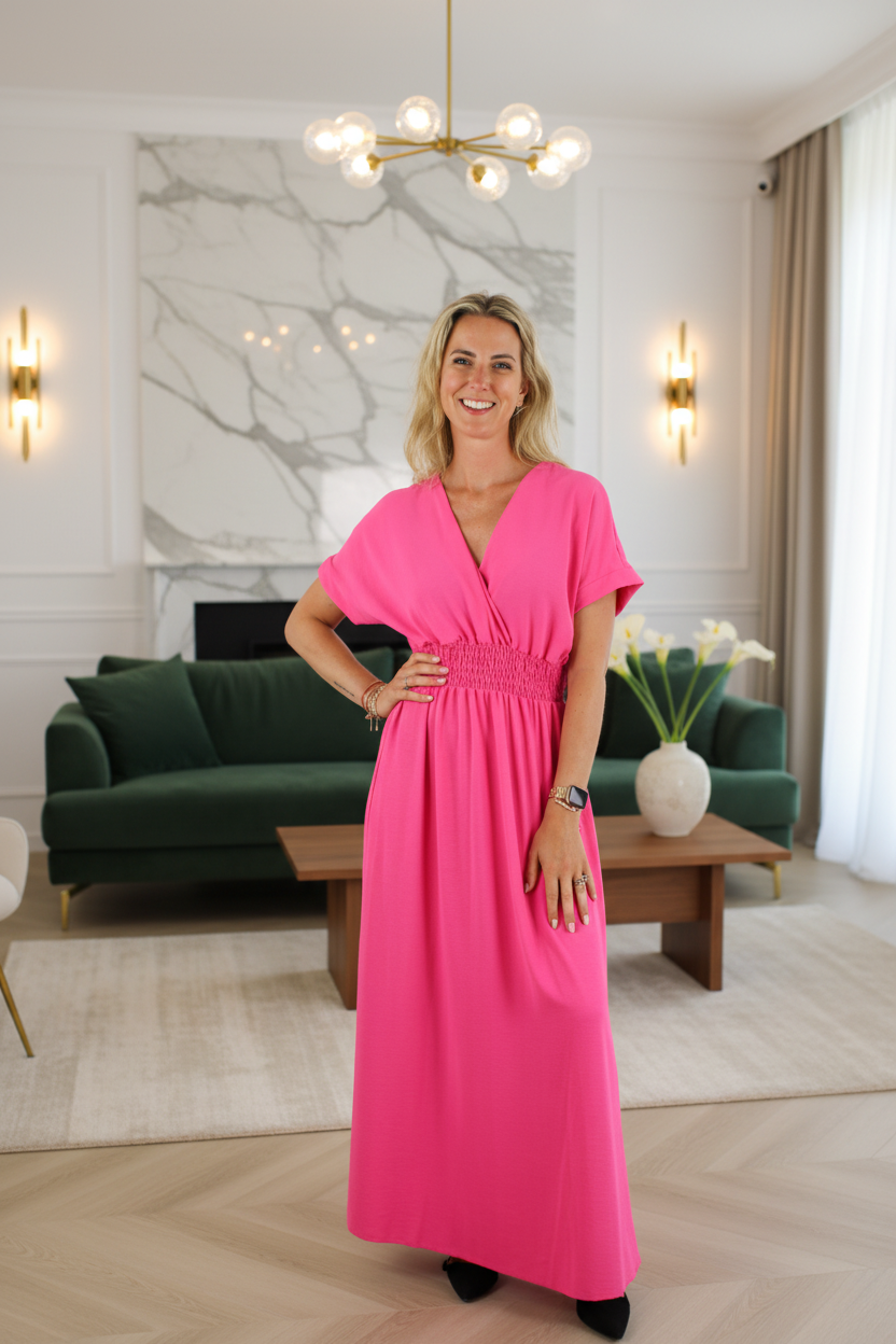 Dames roze maxi jurk met V-hals en korte mouwen, gesmockte taille, gedragen door model in luxe interieur