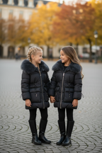 Sophia Luxe gewatteerde winterjas zwart twee meisjes kasseienplein gouden herfstlicht
