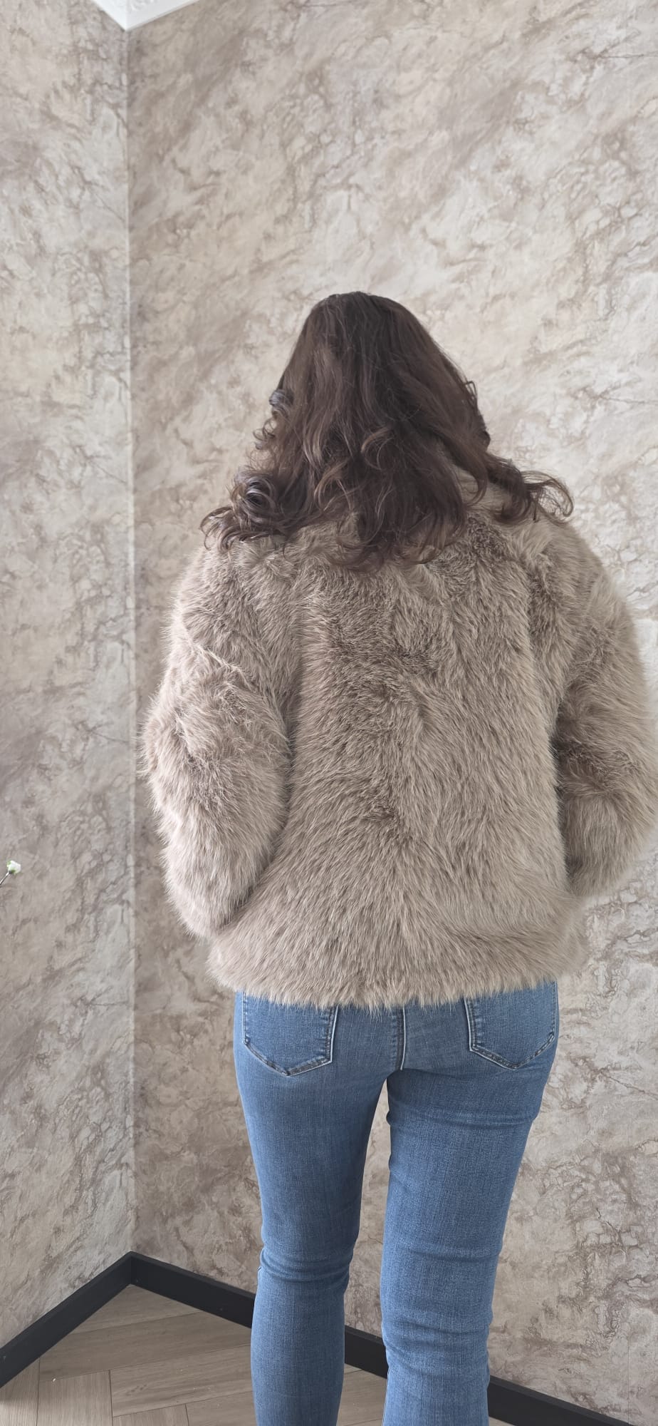Taupe faux fur jas dames achterkant – DeNa Fashion
