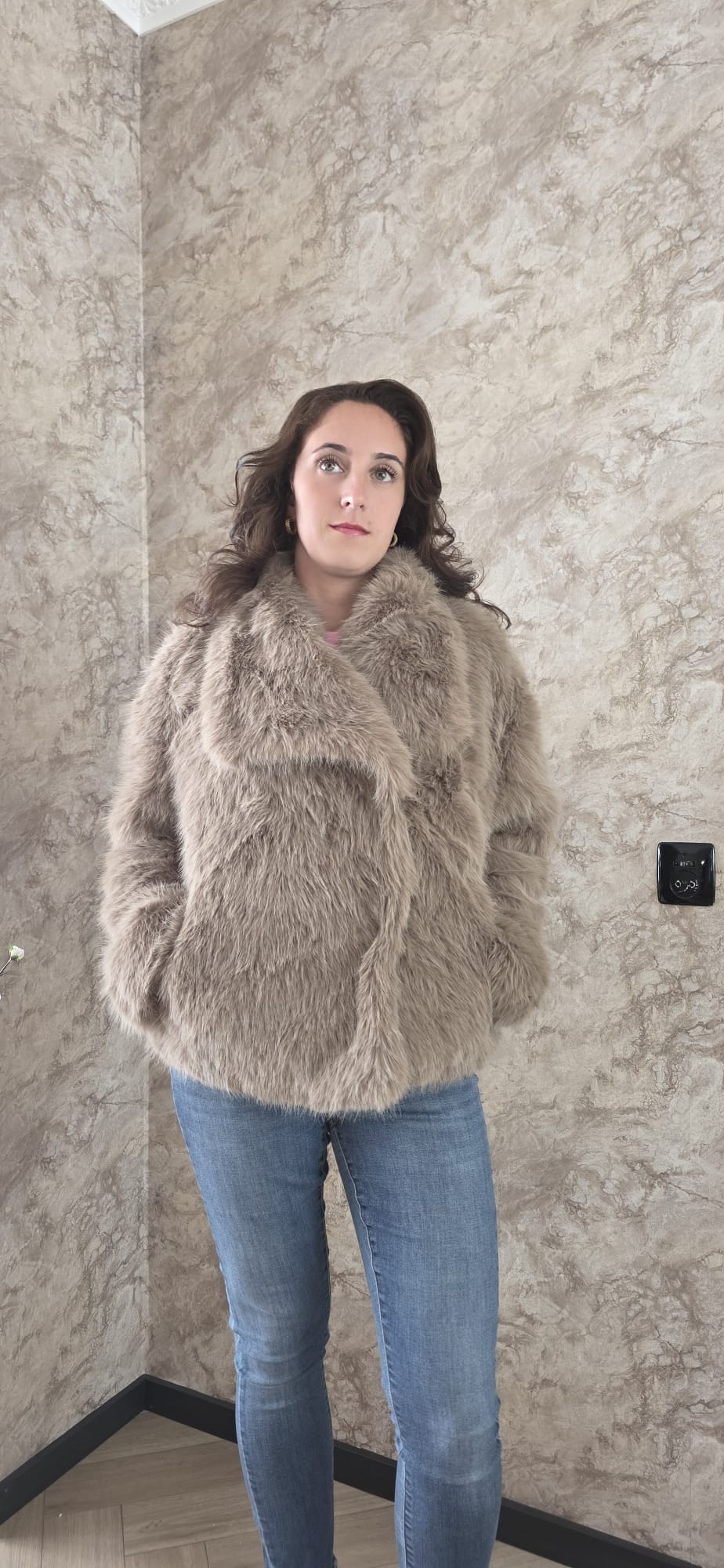 Taupe faux fur jas dames voorkant – DeNa Fashion