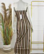 Rimini maxi jurk taupe zigzag - achterkant op mannequin met smalle schouderbandjes en label