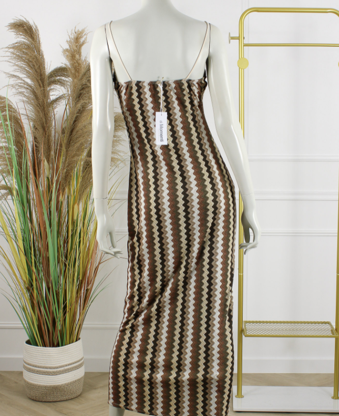Rimini maxi jurk taupe zigzag - achterkant op mannequin met smalle schouderbandjes en label
