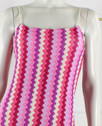 Rimini maxi jurk roze zigzag - close-up stof met roze, paars en fuchsia zigzagpatroon