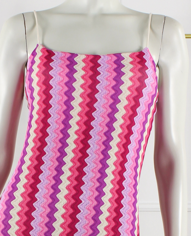 Rimini maxi jurk roze zigzag - close-up stof met roze, paars en fuchsia zigzagpatroon